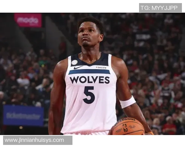 爱德华兹半场表现亮眼10投4中贡献15分3助攻罚球全中助球队争取胜利